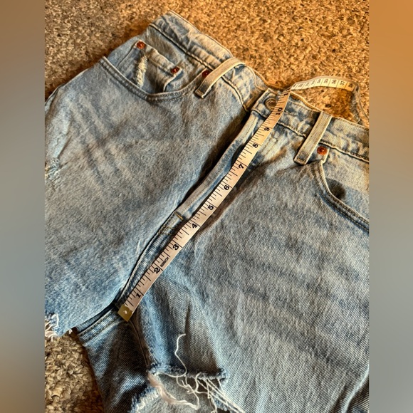 New Levi’s 501 Light Wash Women’s Distressed Jean Shorts - Picture 4 of 8